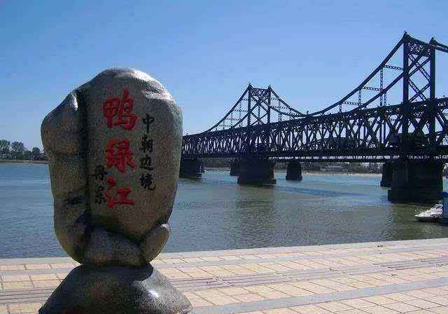 鸭绿江边境玻璃栈道.jpg